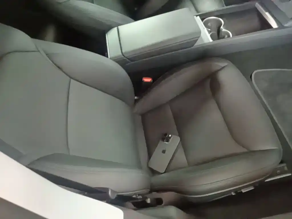 Photo 25 - Tesla Model 3