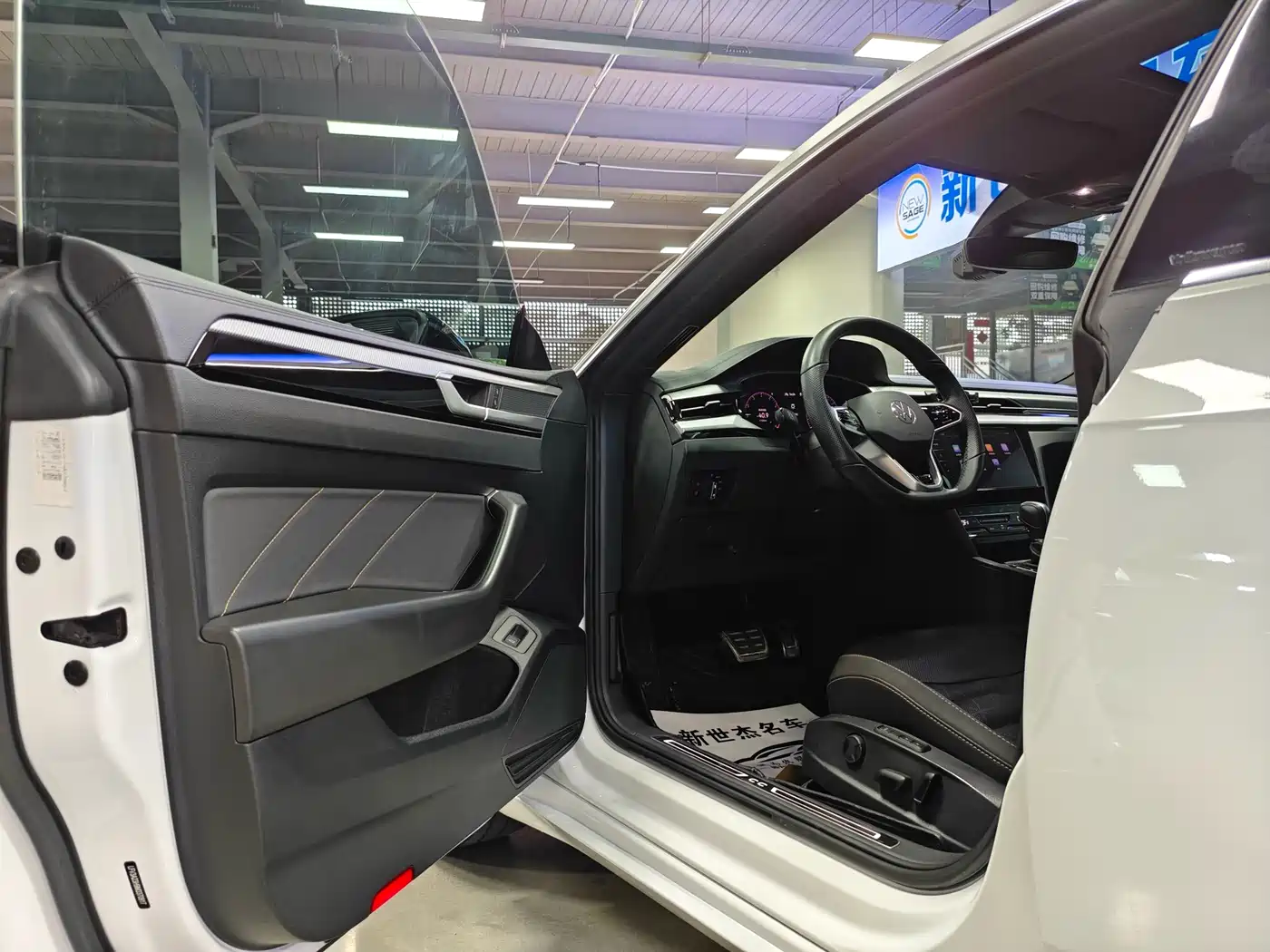 Volkswagen FAW-Volkswagen CC 2021 380TSI Eye-catching Edition 30th Anniversary фото 6
