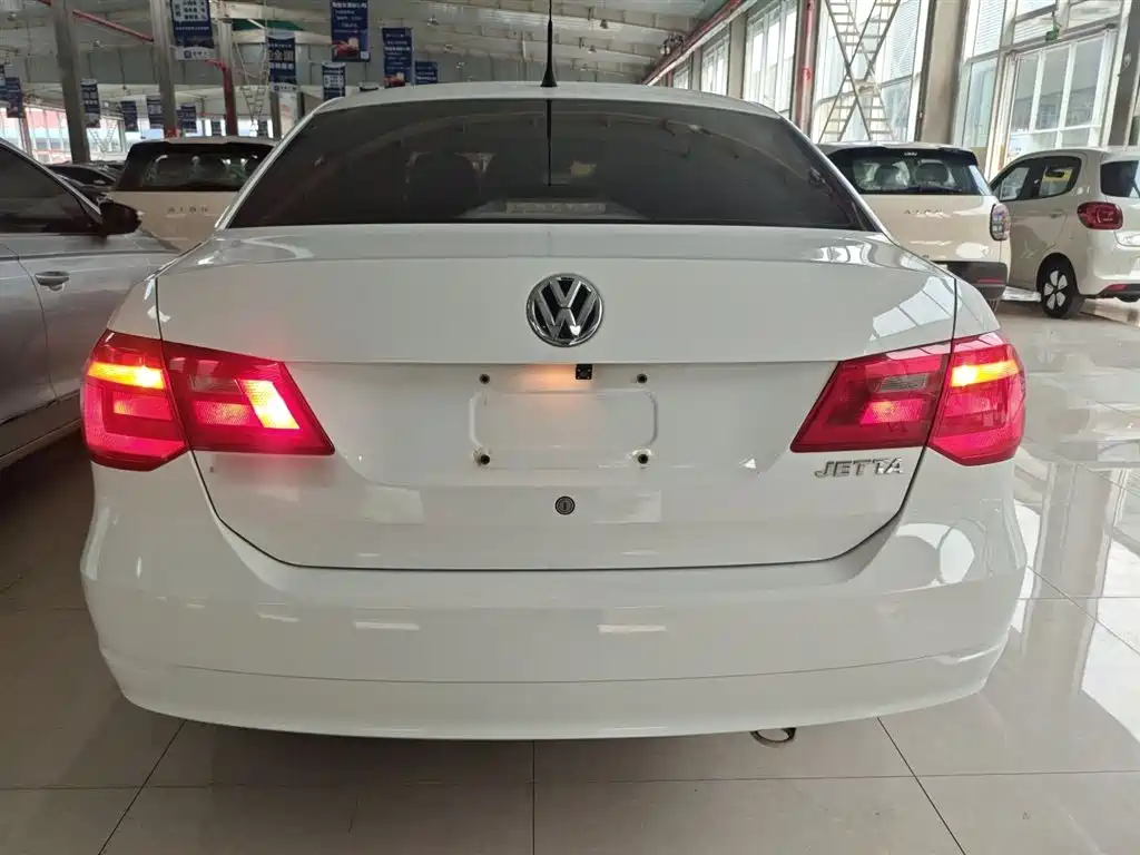 Volkswagen Jetta 2013 1.6L Automatic Fashion фото 6