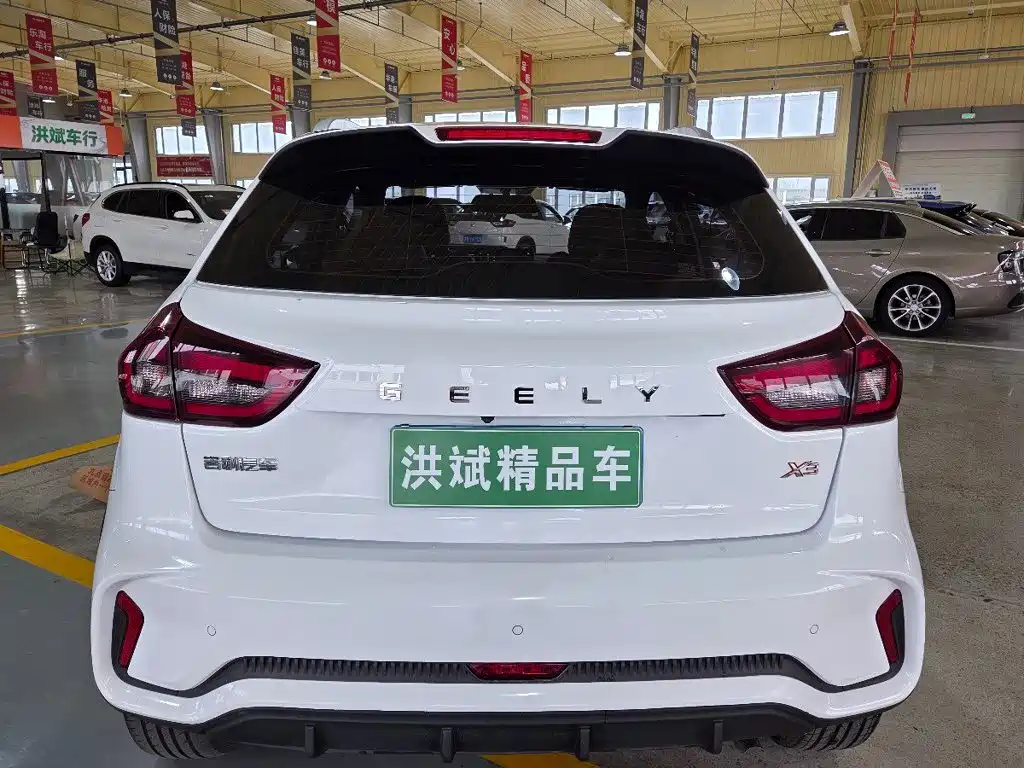 Фото 14 - Geely Vision X3