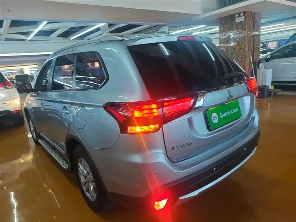 Mitsubishi Outlander 2016 2.0L 2WD Fashion Edition 5-seater фото 5
