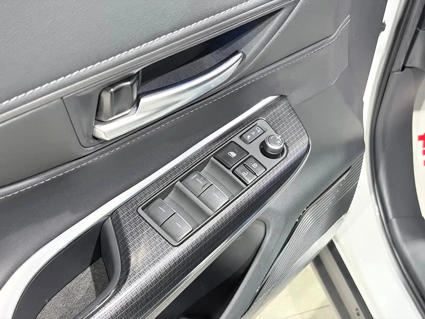 Toyota Venza 2023 2.0L CVT FWD Premium фото 10