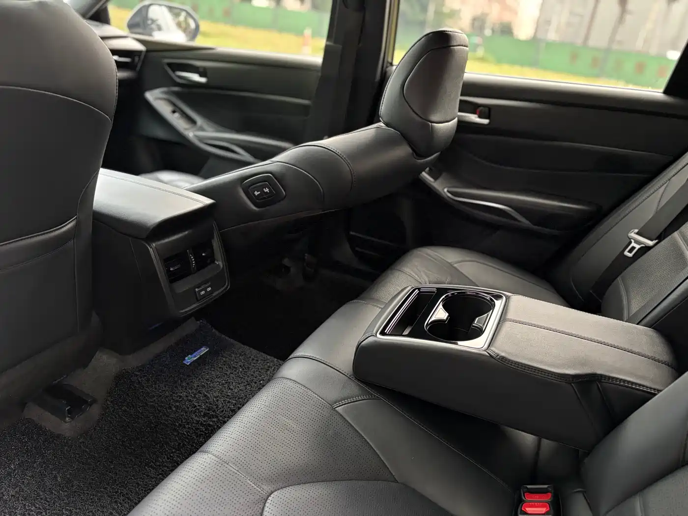 Toyota Avalon 2023 2.0L Luxury Edition фото 12