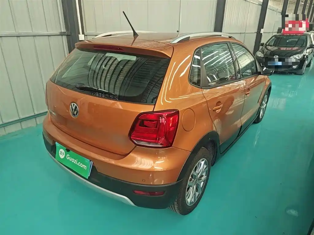 Volkswagen Polo 2016 1.6L Cross Polo Automatic фото 7