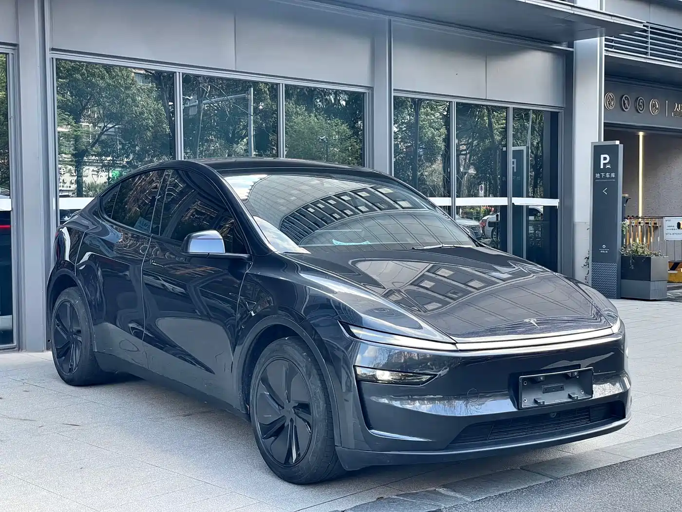 Tesla Model Y 2025 Model Long Range All-Wheel Drive Launch Edition фото 3