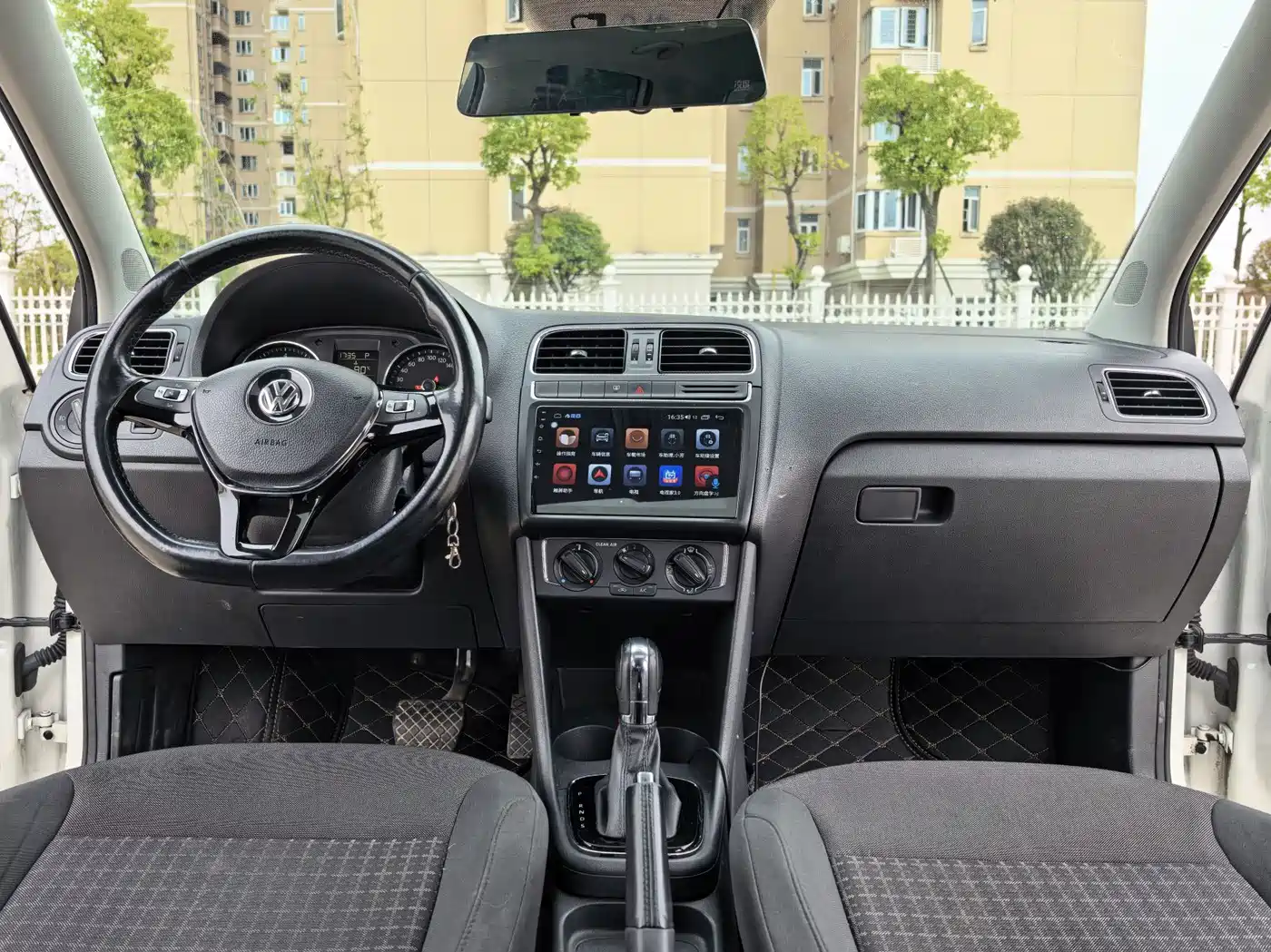 Volkswagen Polo 2016 1.6L Automatic Luxury фото 7