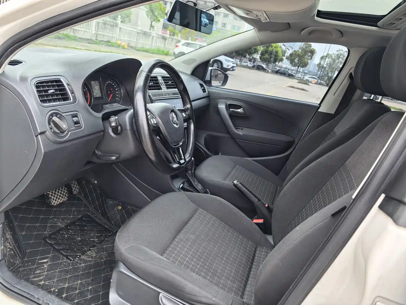 Volkswagen Polo 2016 1.6L Automatic Luxury фото 8