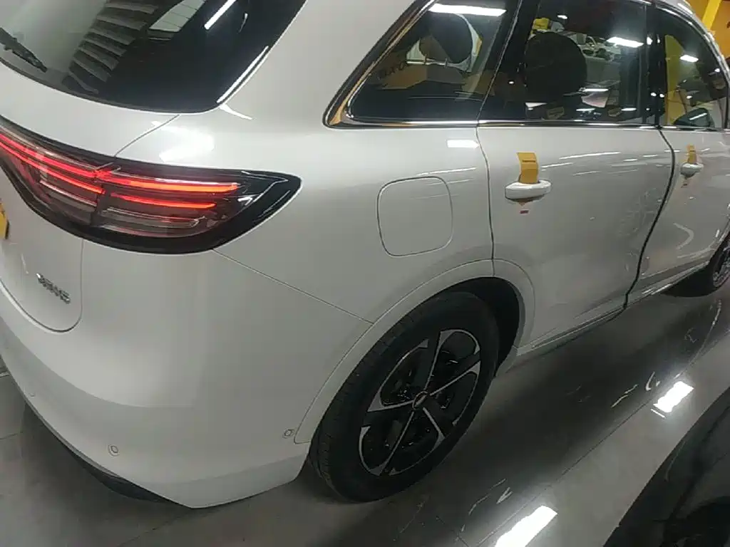 Photo 7 - Shangjie SUV
