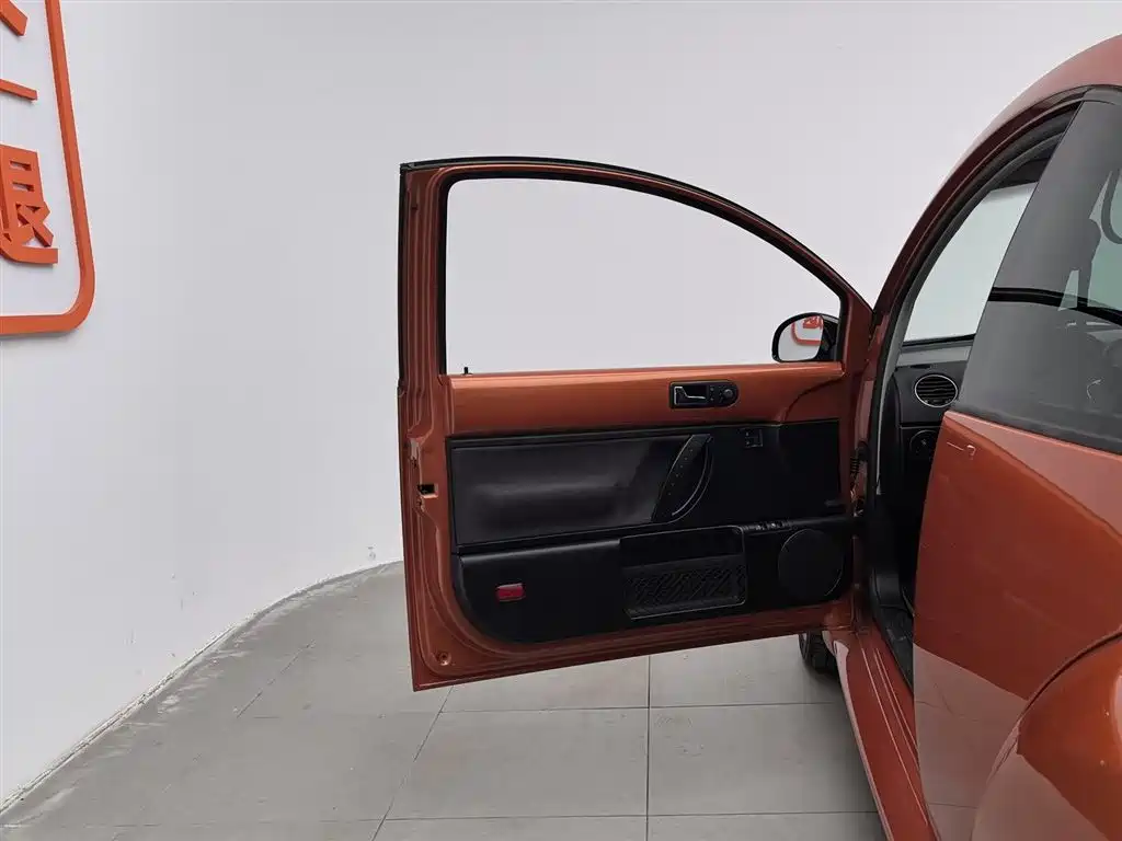 Volkswagen Beetle 2010 1.8T BlackOrange Luxury Edition фото 8