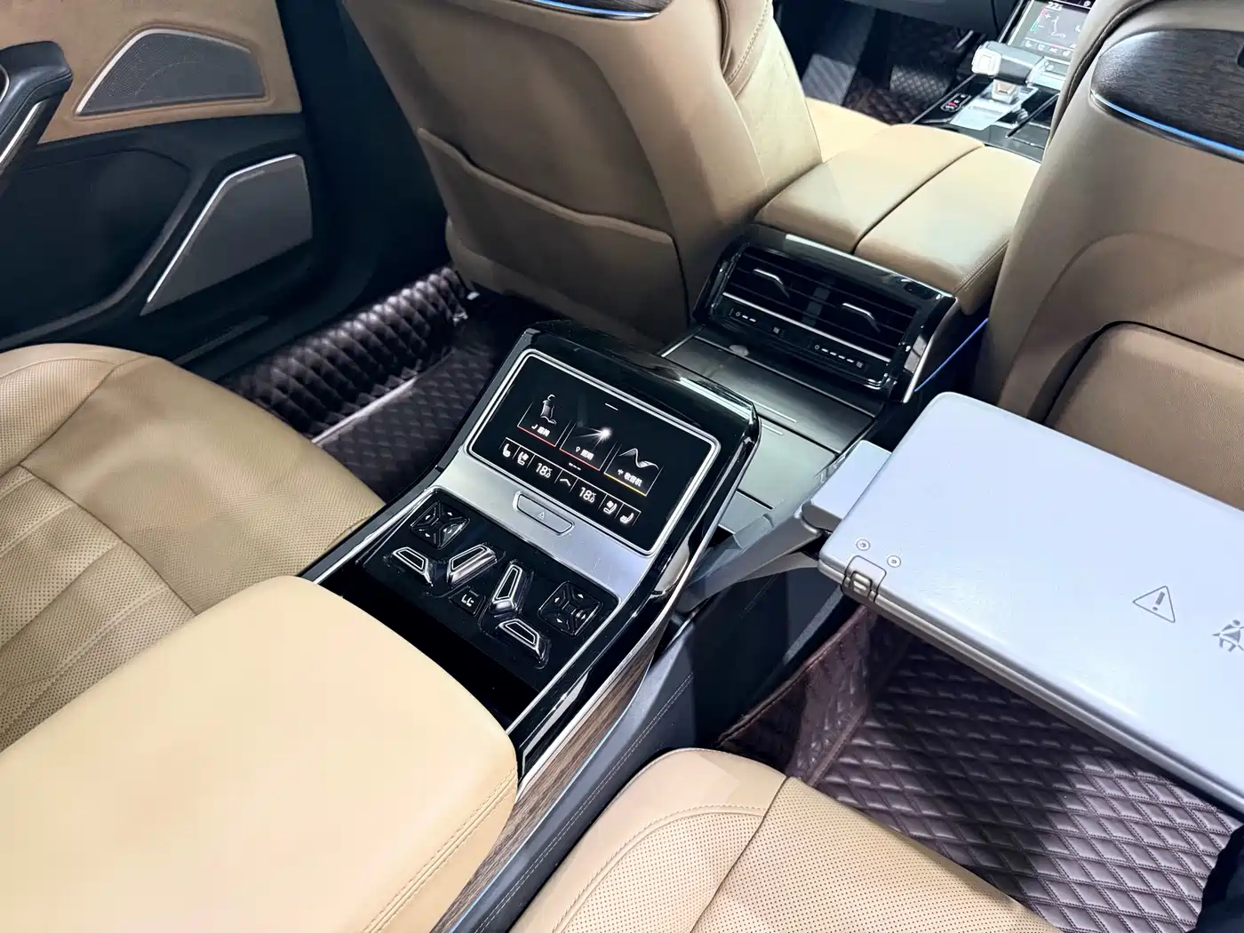 Фото 9 - Audi A8