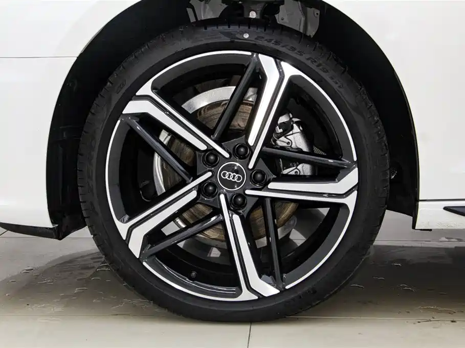 Audi A4L 2025 2 Million Celebration Edition 40 TFSI Luxury Dynamic фото 32