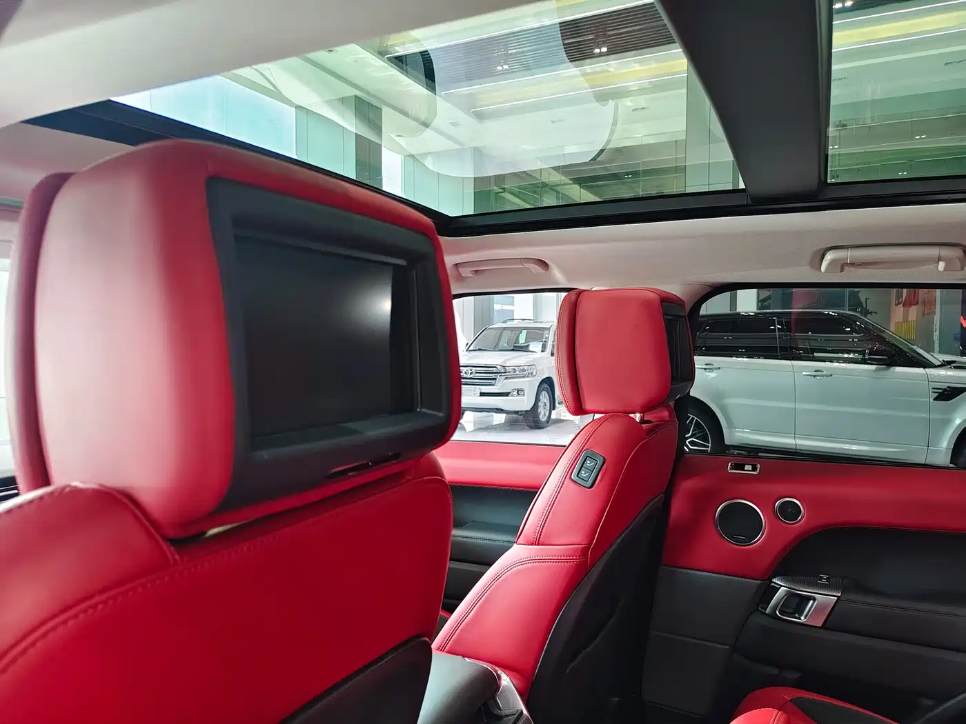 Land Rover Range Rover Sport 2021 3.0 L6 Gloss Black Edition фото 12