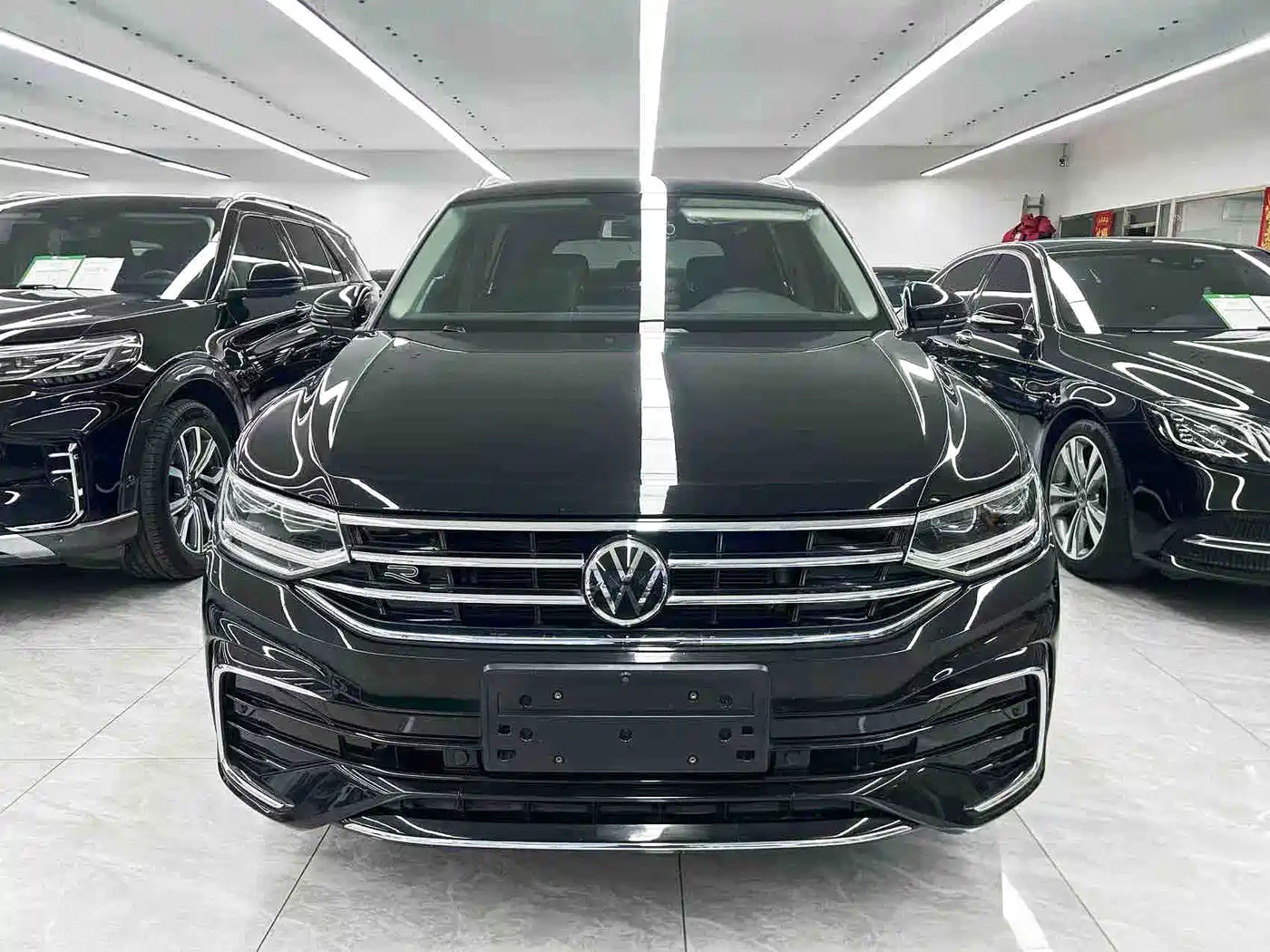 Volkswagen Tiguan L 2024 330TSI Automatic 2WD R-Line Premium Enjoyment Edition фото 2