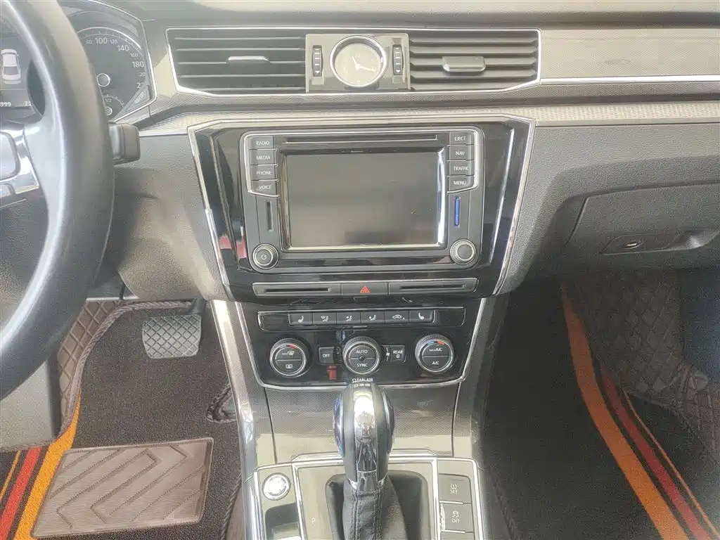 Volkswagen Passat 2017 330TSI DSG Luxury фото 13