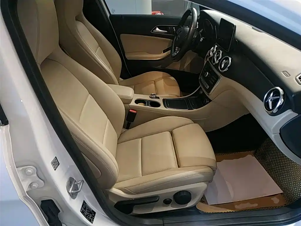 Mercedes-Benz GLA 2017 GLA 200 Dynamic фото 25