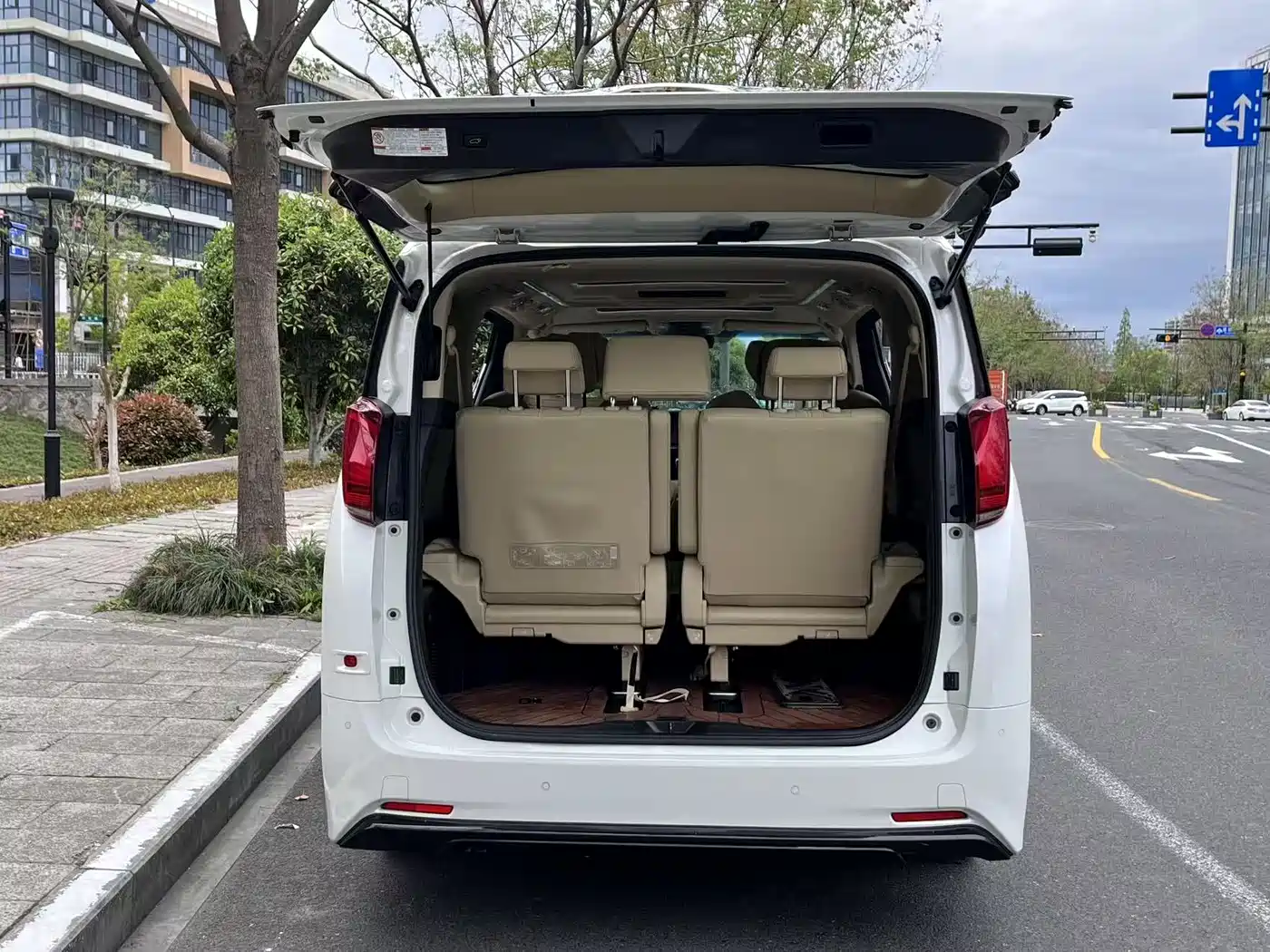 Toyota Alphard 2021 Hybrid 2.5L Premium фото 13