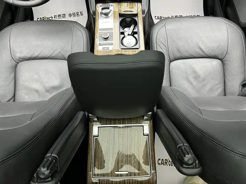 Land Rover Range Rover 2020 3.0 L6 Heritage Extended Edition фото 24