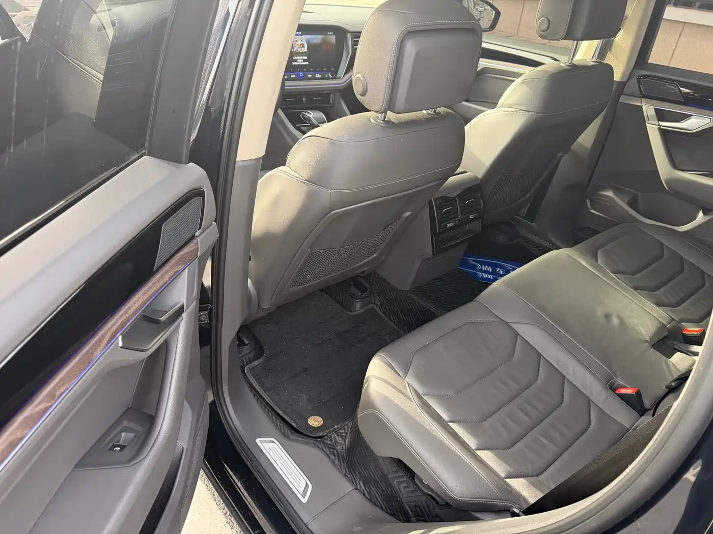 Volkswagen Touareg 2021 3.0TSI Sharp Edition with Gloss Black Sports Package фото 10
