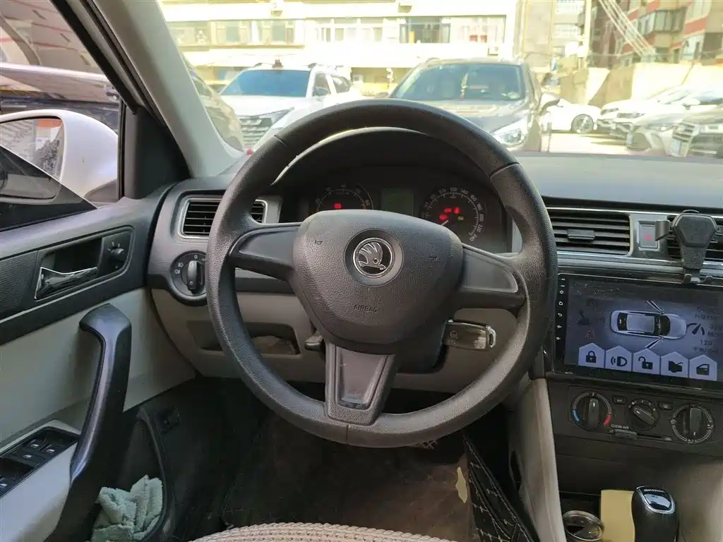 Škoda Rapid 2016 1.6L Automatic Pioneer Edition фото 3