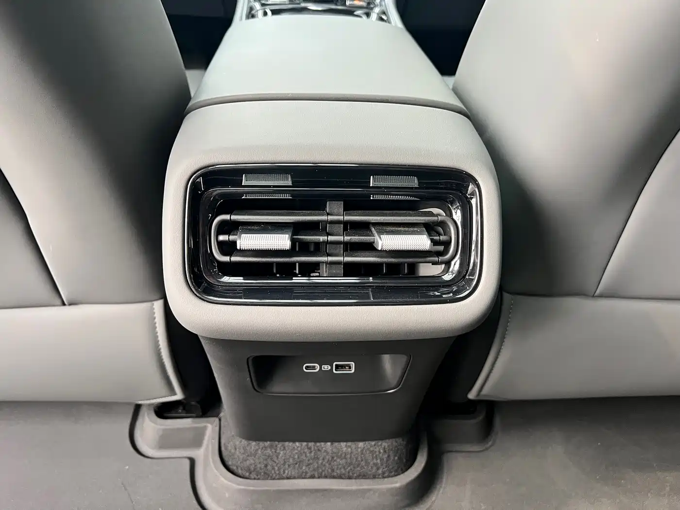 Geely Galaxy Galaxy A7 2025 EM-i 150km Explorer+ Edition фото 27