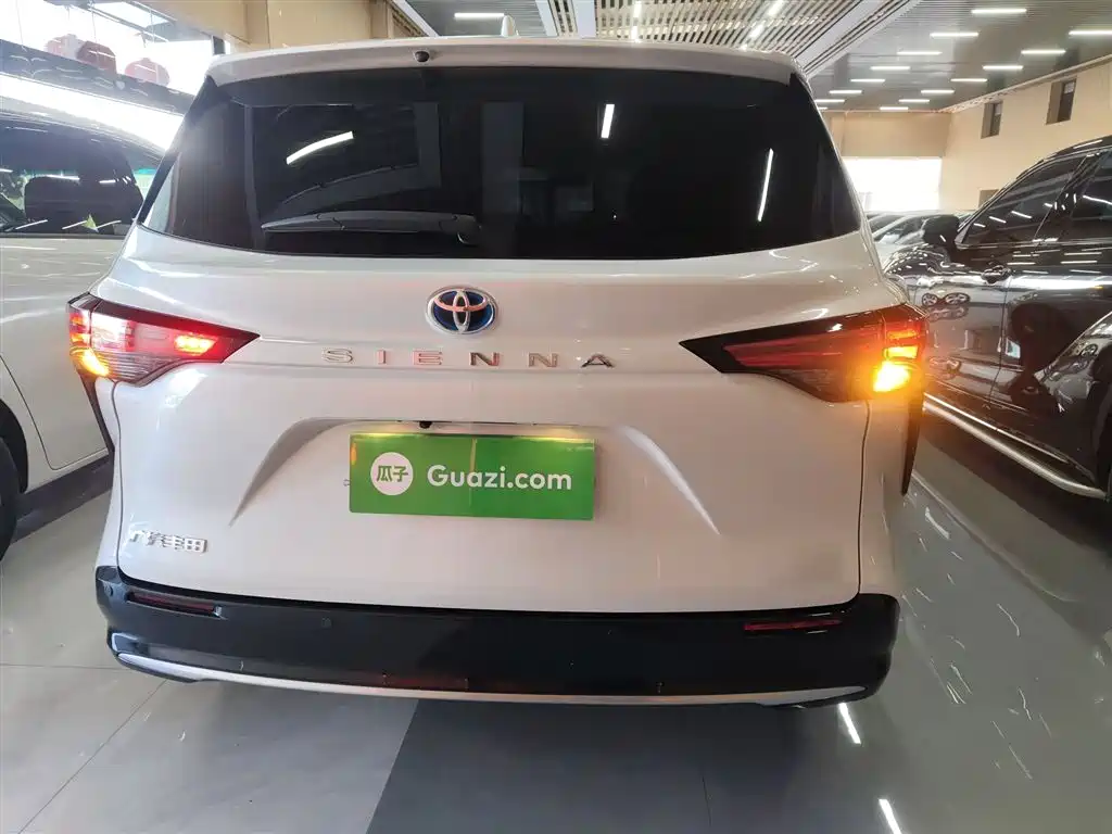 Toyota Sienna 2023 2.5L Hybrid Luxury Edition фото 6