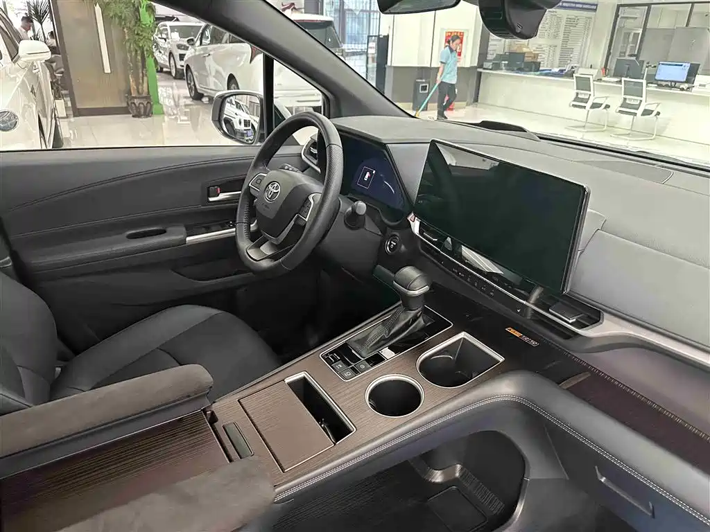 Toyota Granvia 2024 2.5L Hybrid Premium PLUS 4WD Edition фото 17