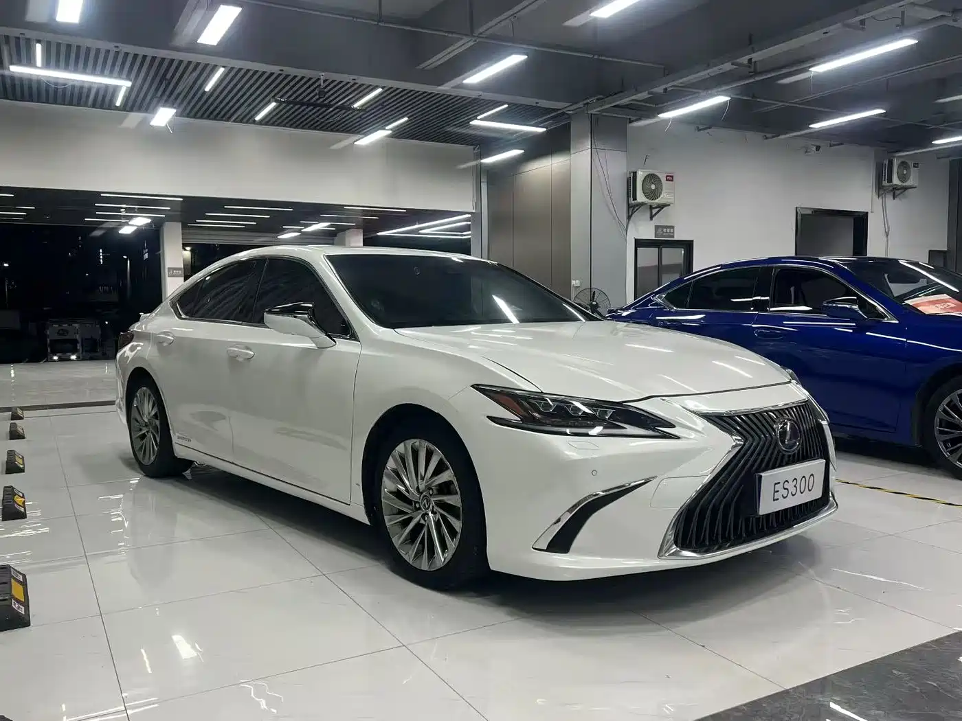 Lexus ES 2018 300h Executive Edition China V
