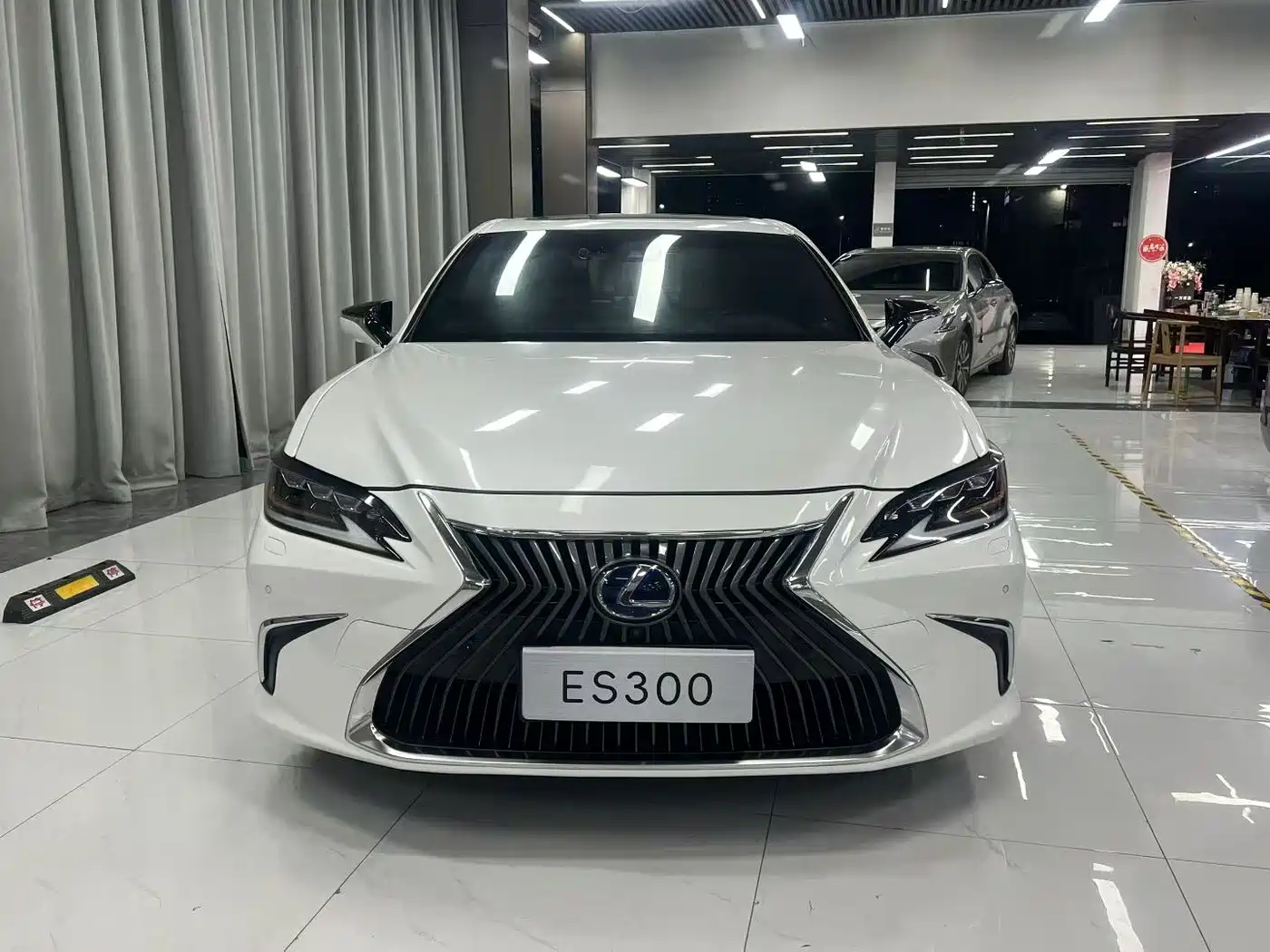Lexus ES 2018 300h Executive Edition China V фото 2