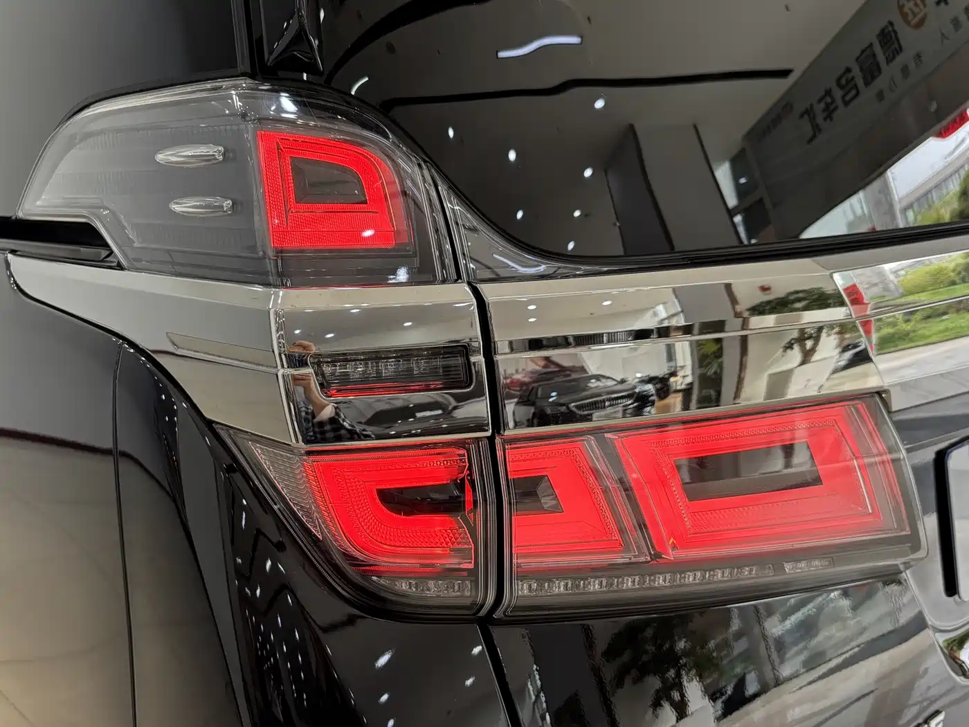 Toyota Vellfire 2021 Crown Hybrid 2.5L HV Premium Edition фото 20