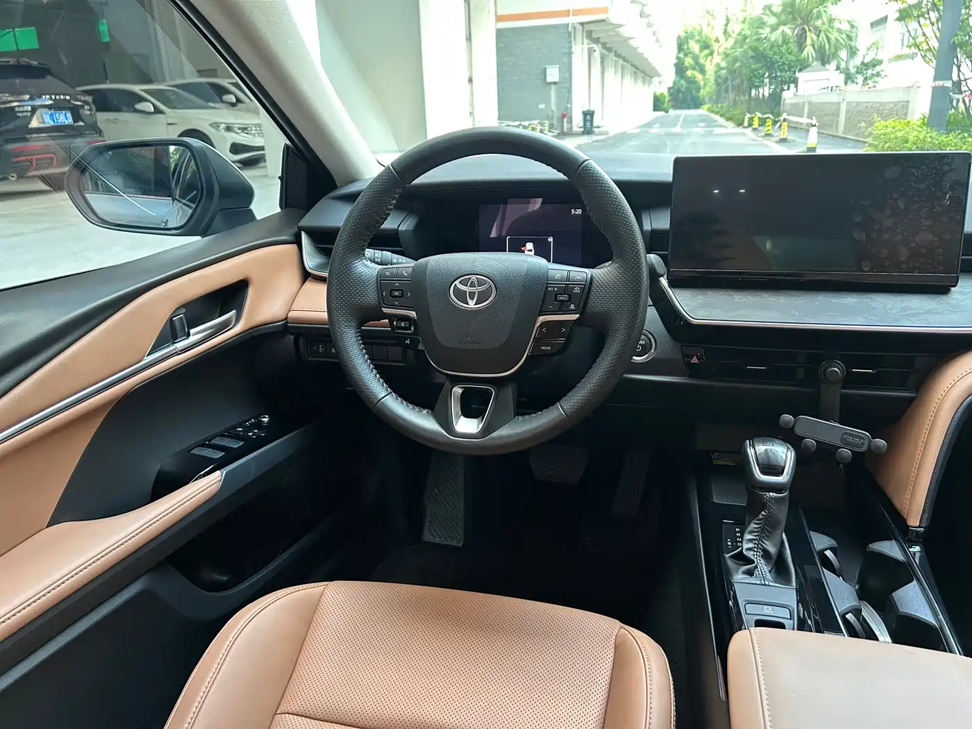 Toyota Camry 2024 Hybrid 2.0HGVP Luxury Edition фото 16
