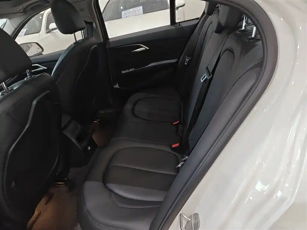 BMW 1 Series 2018 118i Sport Edition фото 17