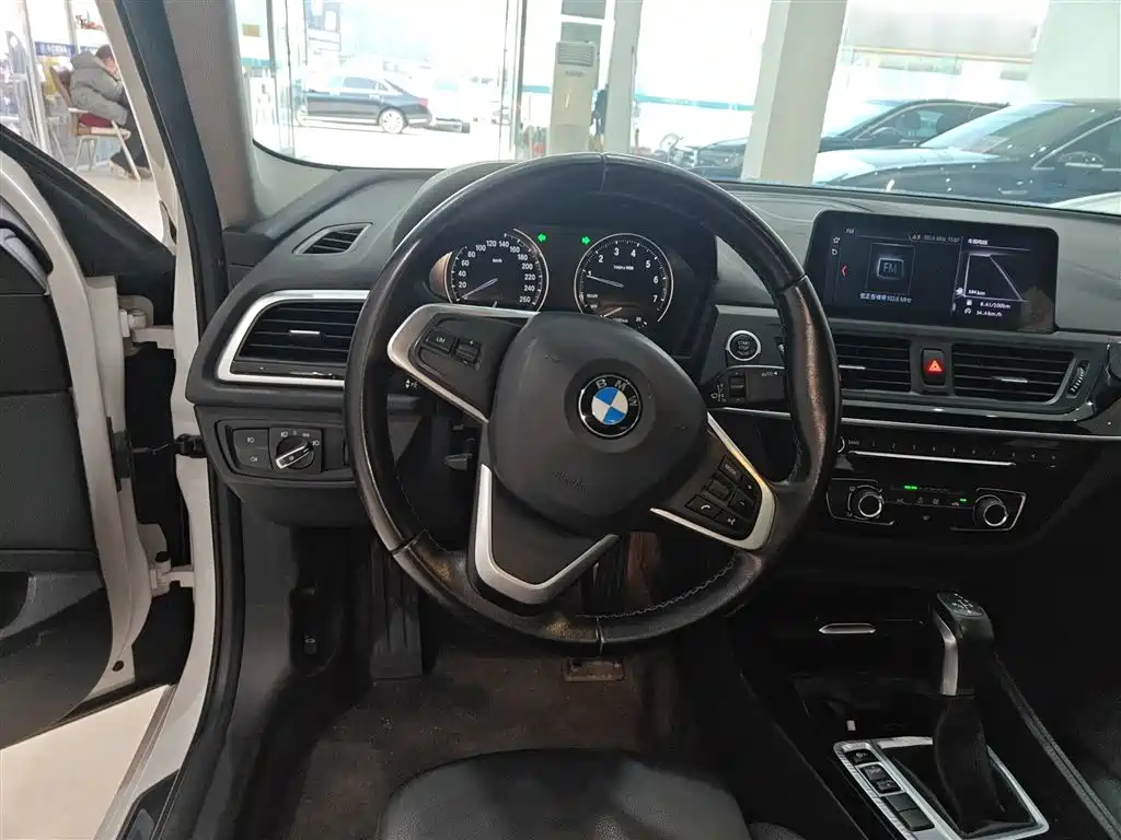 BMW 1 Series 2018 118i Sport Edition фото 11