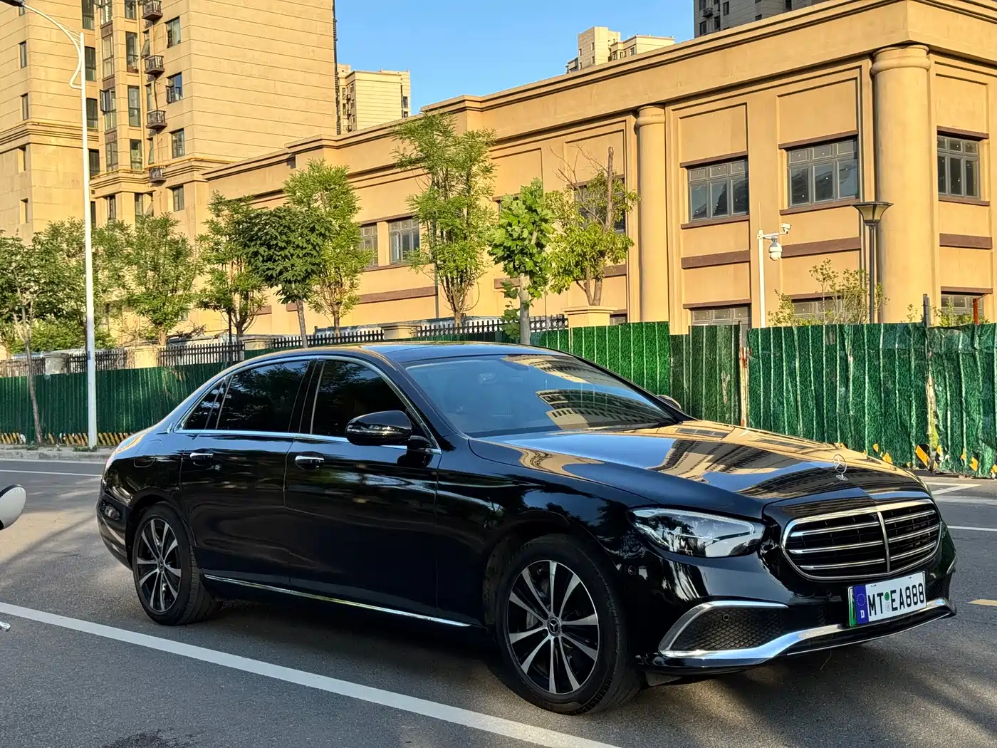 Mercedes-Benz E-Class New Energy 2022 E 350 e L Plug-in Hybrid Sedan фото 3