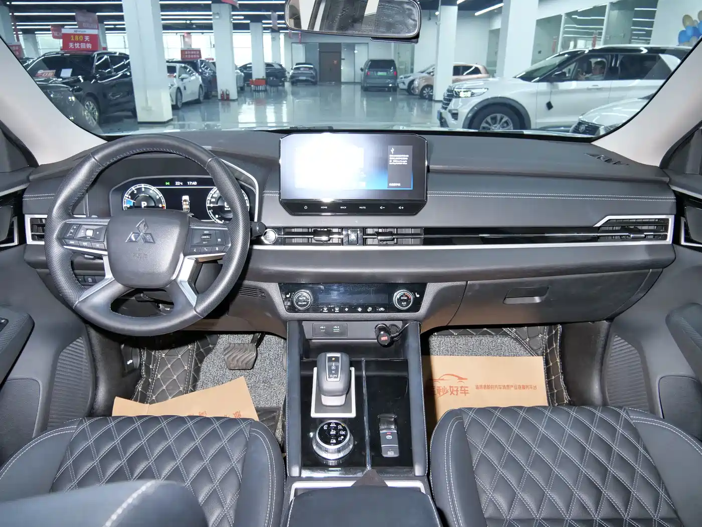 Mitsubishi Outlander 2023 1.5T CVT AWD Premium 7-Seater фото 14