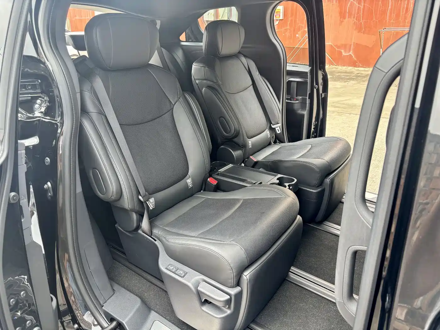 Toyota Sienna 2024 2.5L Hybrid 4WD Premium Edition фото 12