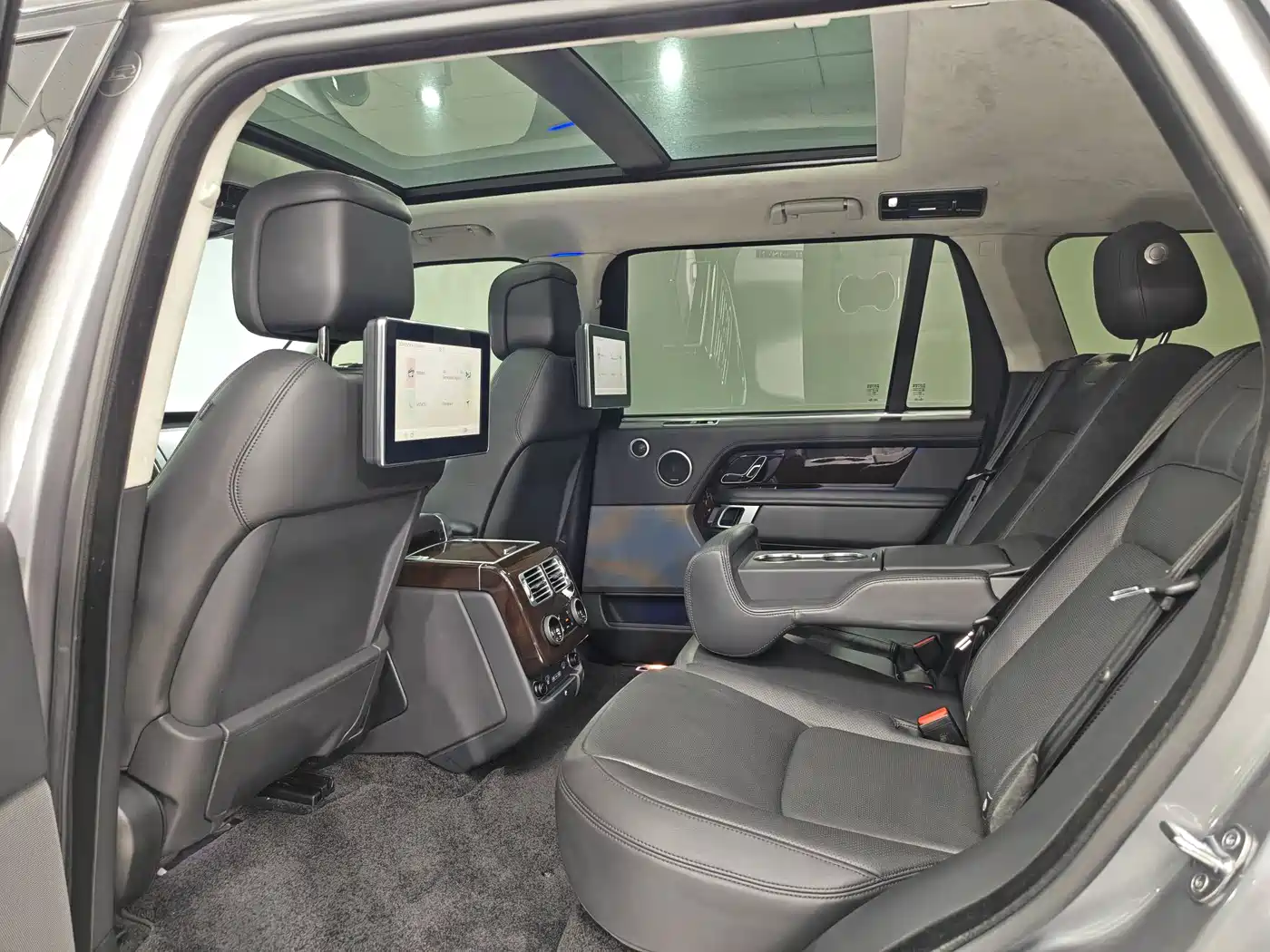 Land Rover Range Rover 2021 3.0 L6 Heritage Extended Classic Edition фото 7