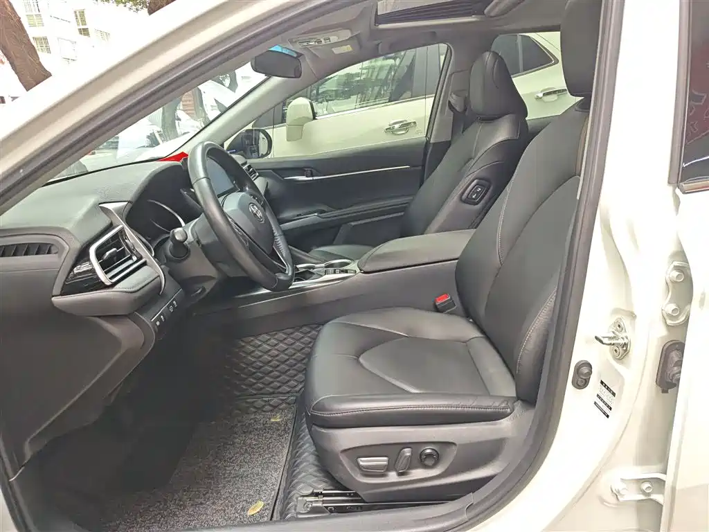 Toyota Camry 2023 Hybrid 2.5HGVP Leading Edition фото 15