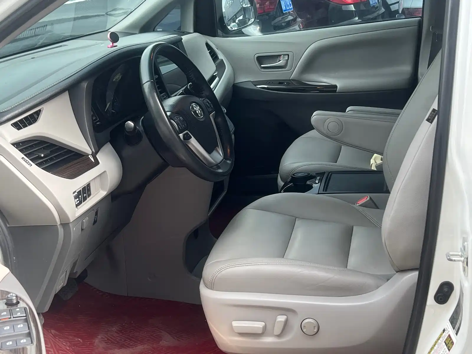 Photo 4 - Toyota Sienna