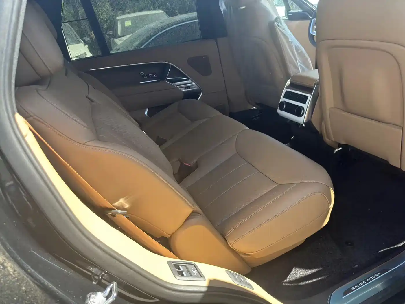 Land Rover Range Rover 2026 Model 3.0 L6 400PS SE Long Wheelbase Version фото 4