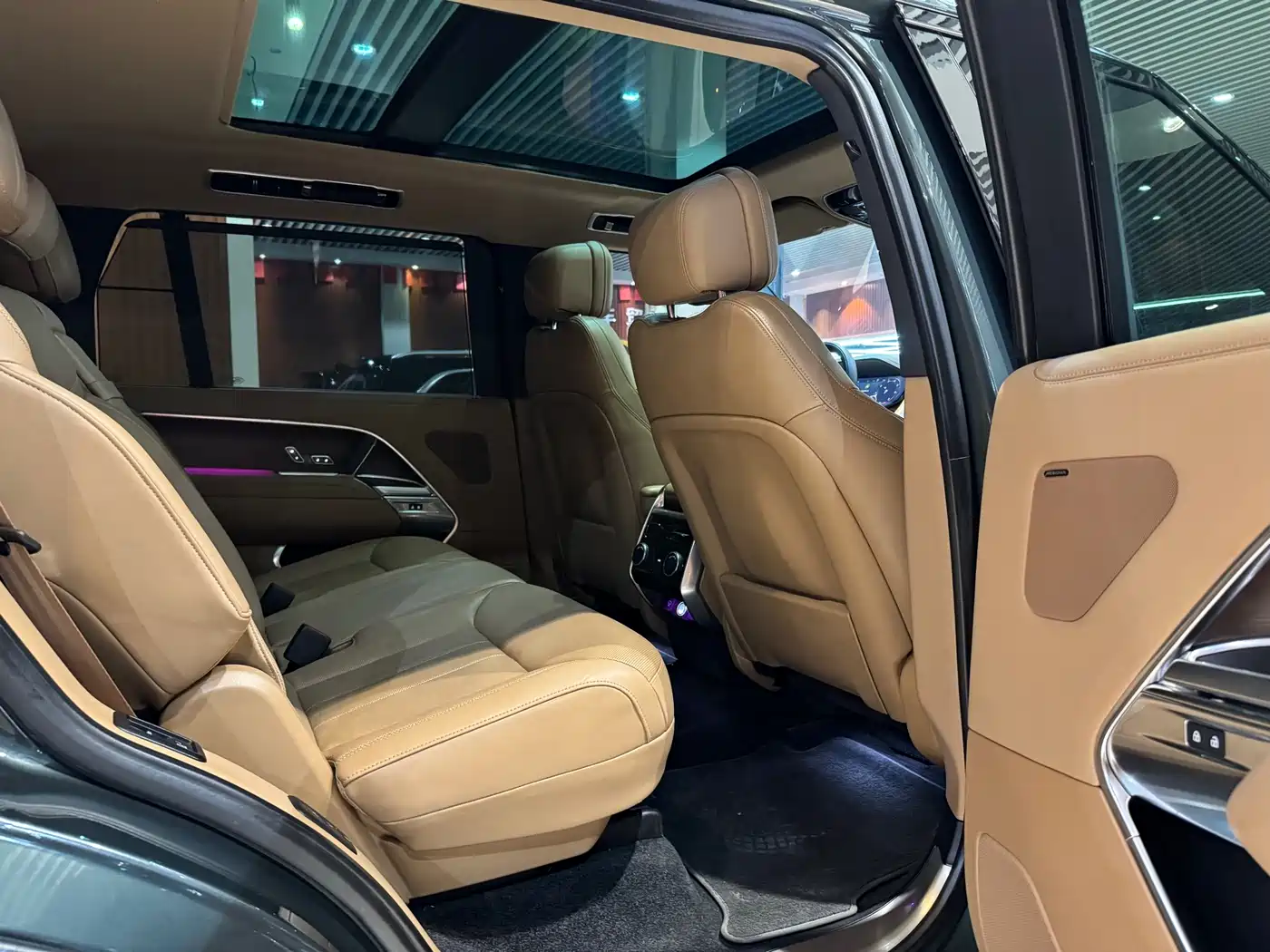 Land Rover Range Rover 2023 3.0 L6 400PS Golden Age 7-Seater Long Wheelbase фото 7