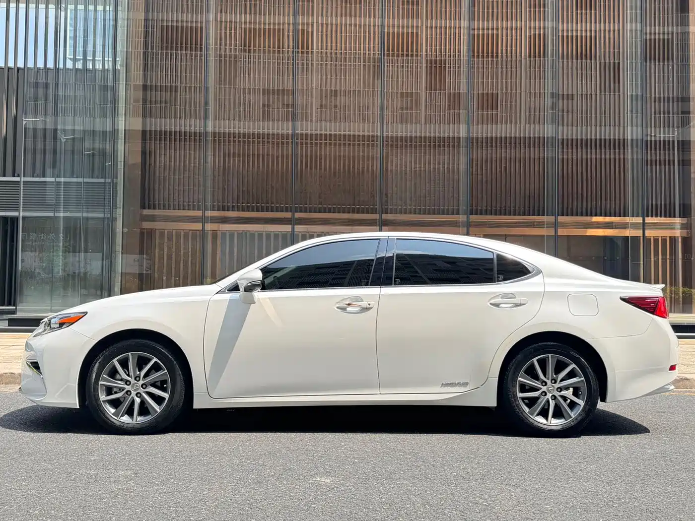 Lexus ES 2017 300h Mark Levinson Comfort Edition фото 3