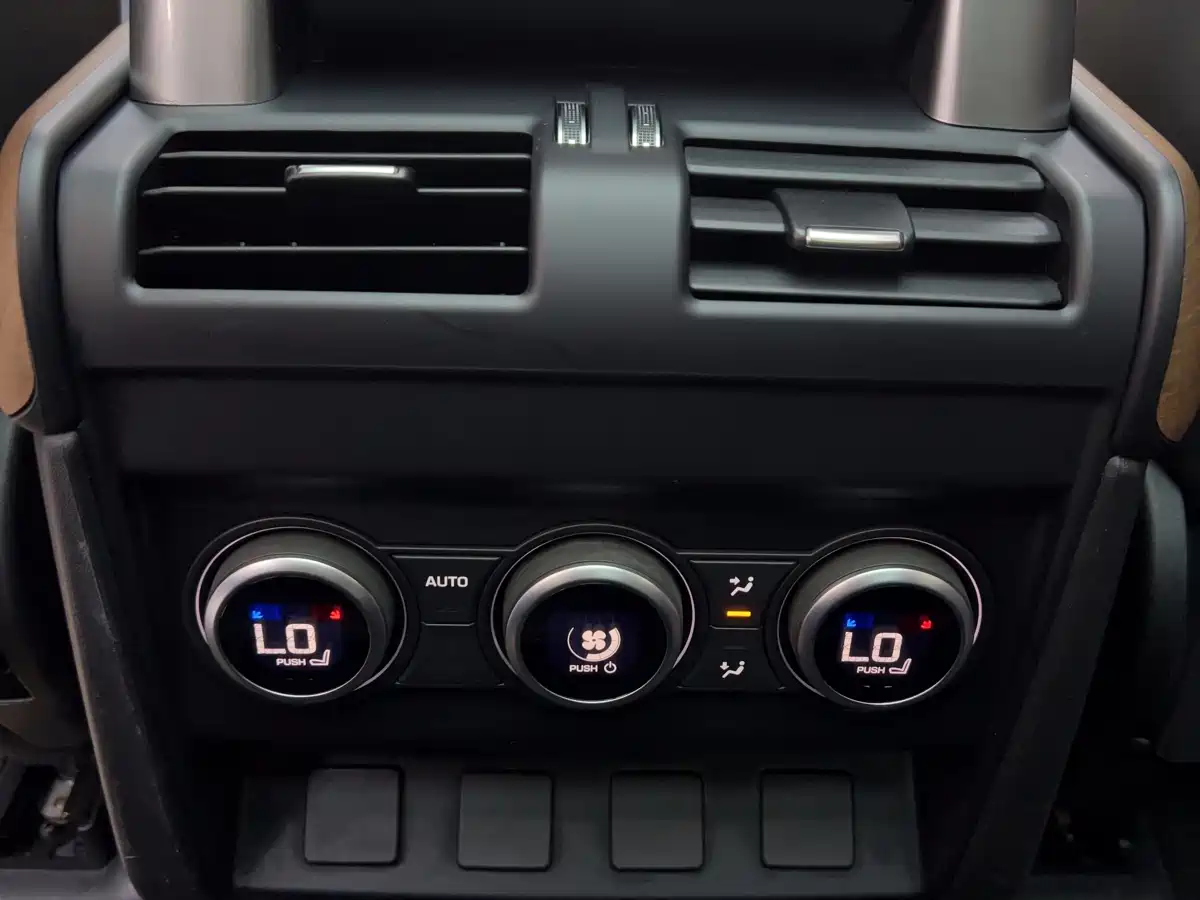 Land Rover Defender 2023 Model Year 130 3.0T P400 HSE фото 13