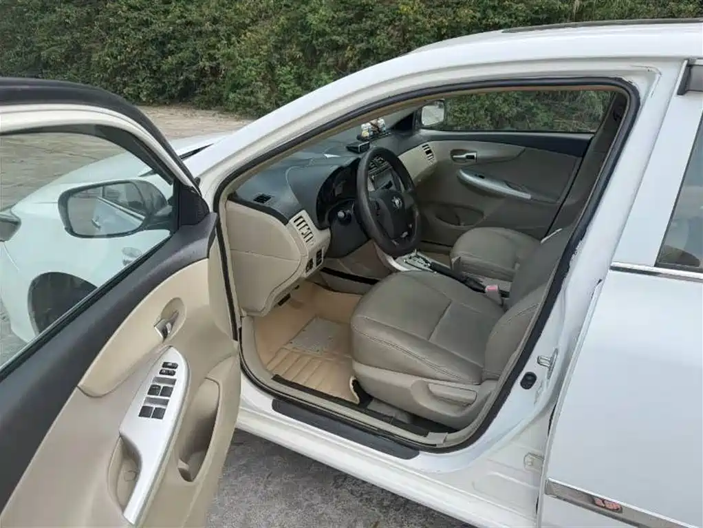 Toyota Corolla 2013 Special Edition 1.6L Automatic Cool GL фото 4