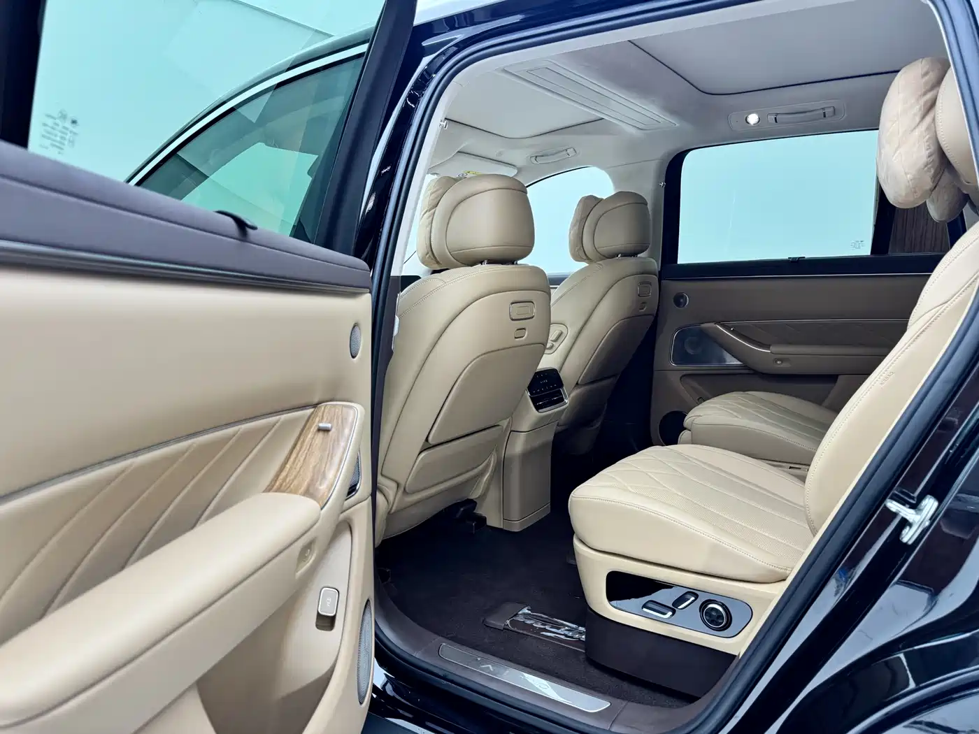 AITO Wenjie AITO M8 2025 Extended Range Ultra 53.4kWh 6-Seater фото 6
