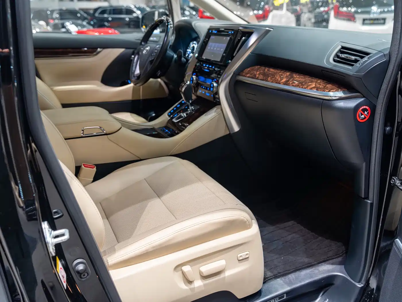 Toyota Alphard 2019 Hybrid 2.5L Luxury фото 8