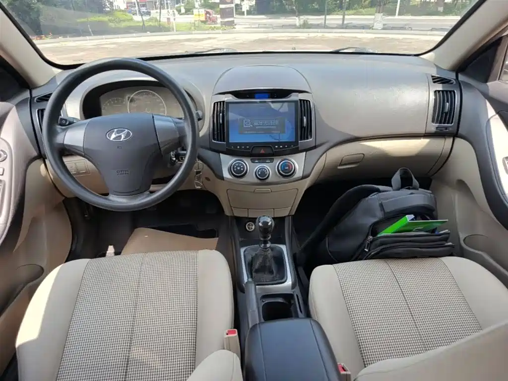 Hyundai Elantra 2016 1.6L Manual Family Joy Sunroof Edition фото 10