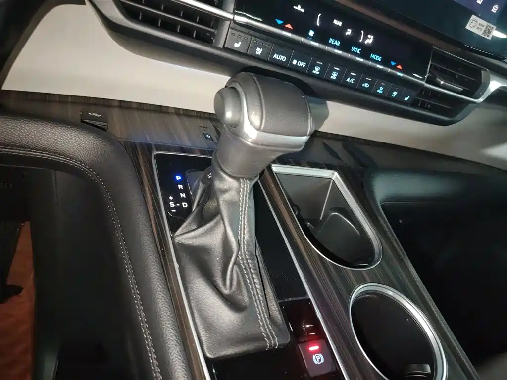 Toyota Granvia 2022 Model Year 2.5L Hybrid Flagship Edition фото 6