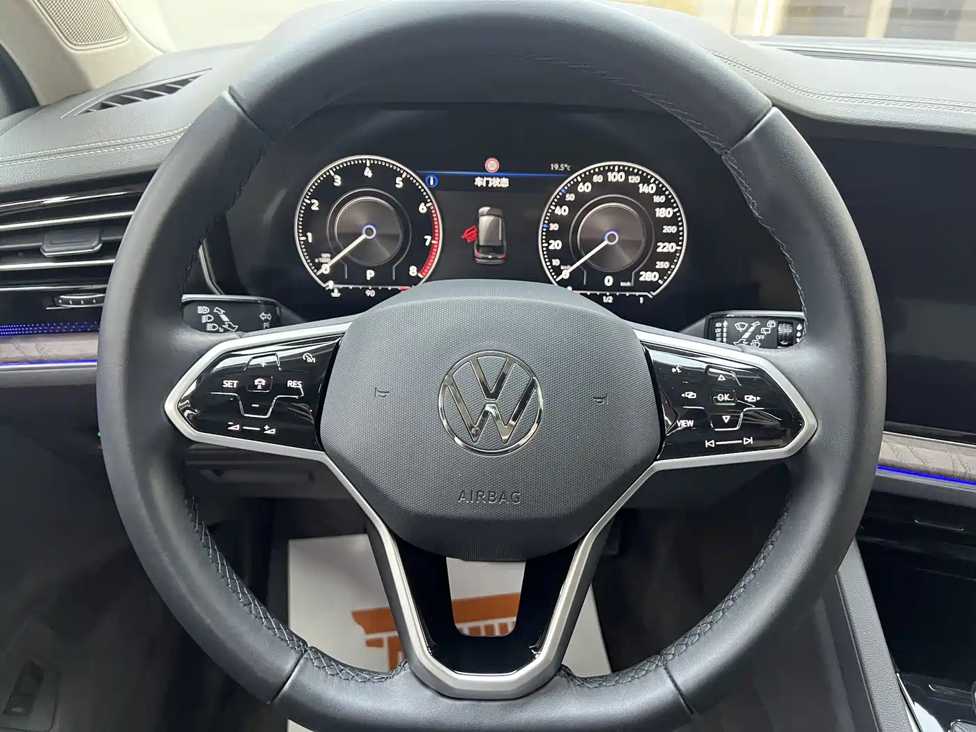 Volkswagen Touareg 2023 3.0TSI R-Line Black Sports Package фото 9