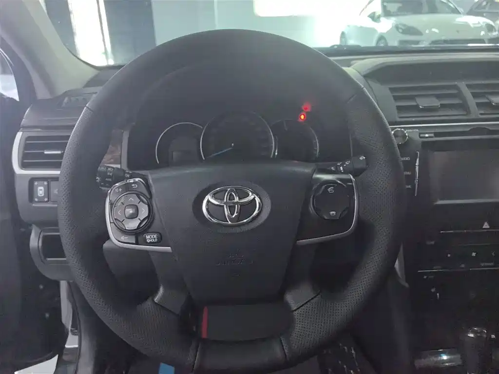 Toyota Camry 2016 2.0G 10th Anniversary Luxury Edition фото 17