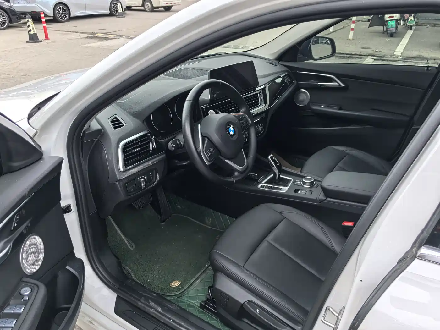 BMW 1 Series 2023 120i M Sport фото 9